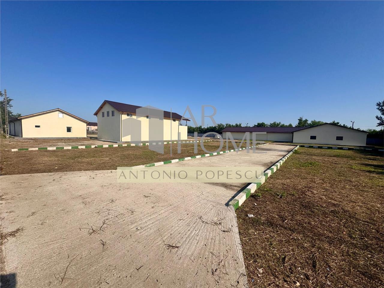 Ansamblu format din teren, platforma betonata si hale industriale, in Brazi, judetul Prahova.