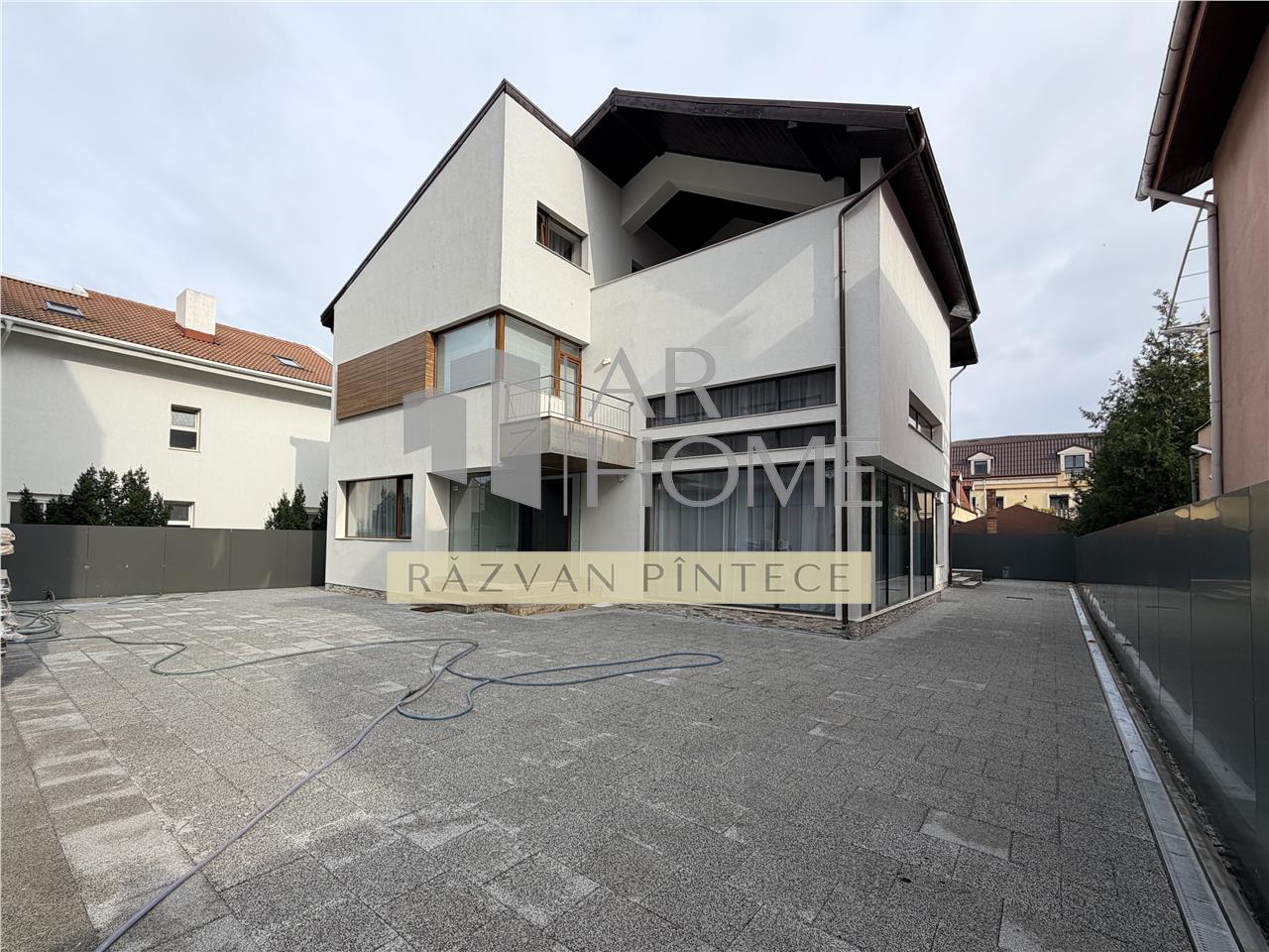 Vila P+1+M, 9 camere, 600 mp, stradal Pipera