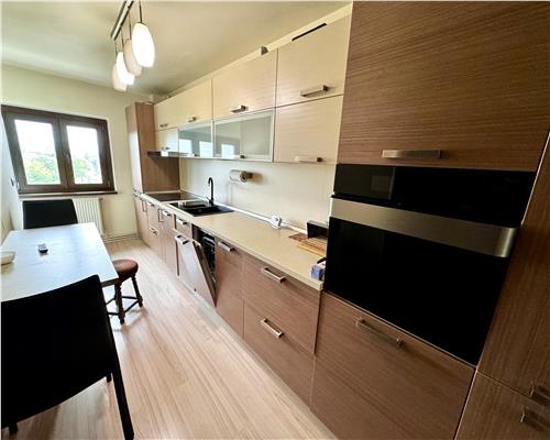 Inchiriere apartament 4 camere, centrala proprie, in Ploiesti, zona Eroilor