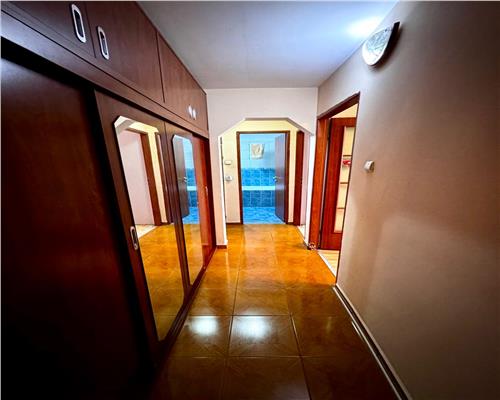 Vanzare apartament 3 camere, in Ploiesti, zona Malu Rosu stradal