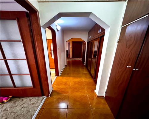 Vanzare apartament 3 camere, in Ploiesti, zona Malu Rosu stradal
