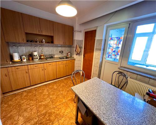 Vanzare apartament 4 camere, centrala proprie, Ploiesti, Piata Mihai Viteazul.