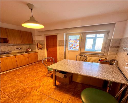 Vanzare apartament 4 camere, centrala proprie, Ploiesti, Piata Mihai Viteazul.