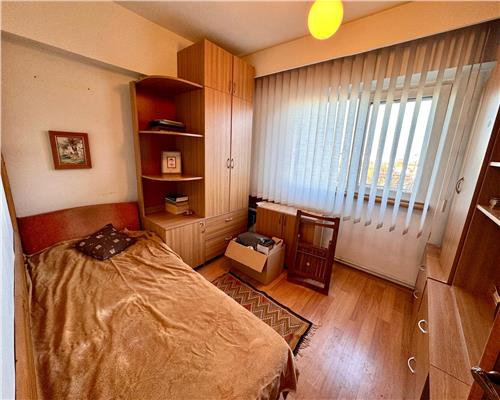 Vanzare apartament 4 camere, centrala proprie, Ploiesti, Piata Mihai Viteazul.