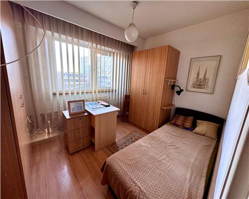 Vanzare apartament 4 camere, centrala proprie, Ploiesti, Piata Mihai Viteazul.