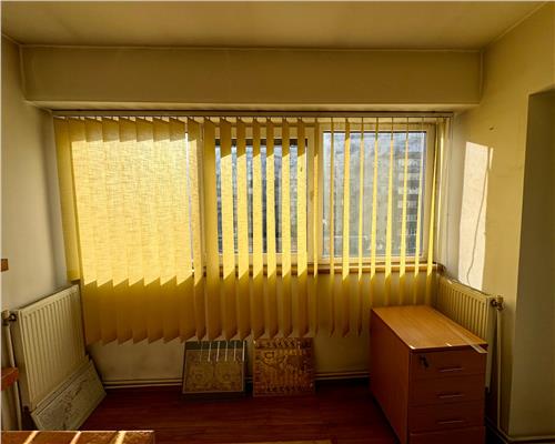 Vanzare apartament 4 camere, centrala proprie, Ploiesti, Piata Mihai Viteazul.