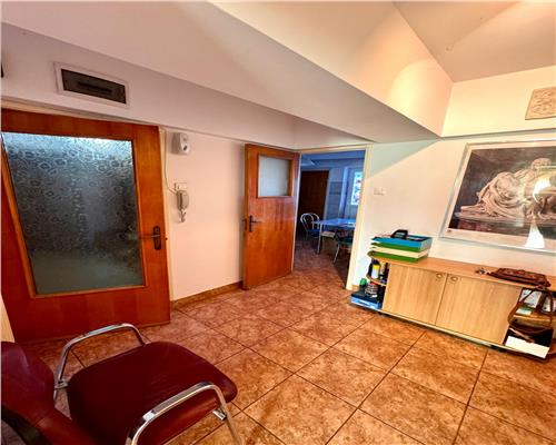 Vanzare apartament 4 camere, centrala proprie, Ploiesti, Piata Mihai Viteazul.