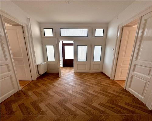 Vanzare casa 3 camere, in Ploiesti, zona centrala/ Bd. Castanilor, Statuia Radu Stanian.