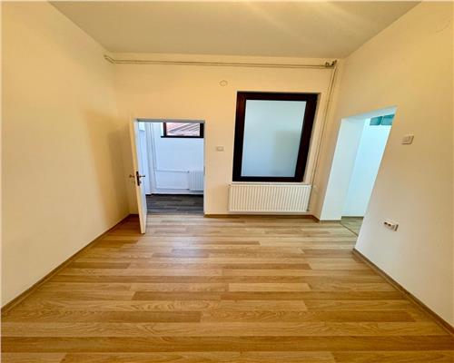 Vanzare casa 3 camere, in Ploiesti, zona centrala/ Bd. Castanilor, Statuia Radu Stanian.