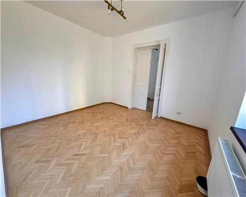 Vanzare casa 3 camere, in Ploiesti, zona centrala/ Bd. Castanilor, Statuia Radu Stanian.