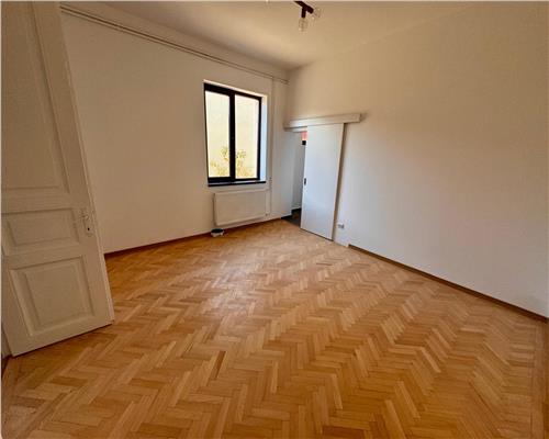 Vanzare casa 3 camere, in Ploiesti, zona centrala/ Bd. Castanilor, Statuia Radu Stanian.