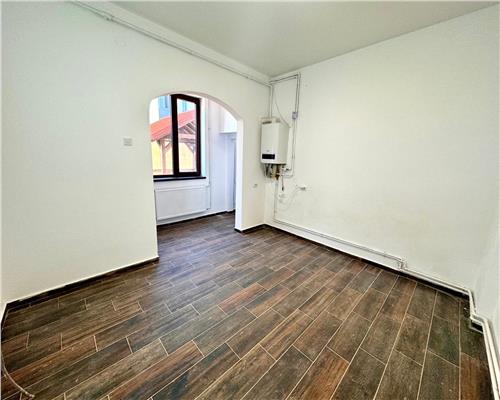 Vanzare casa 3 camere, in Ploiesti, zona centrala/ Bd. Castanilor, Statuia Radu Stanian.