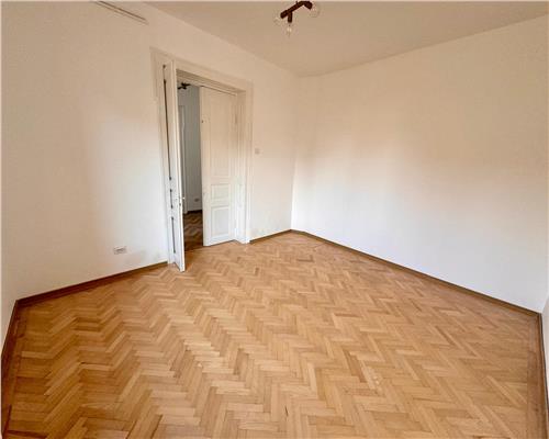 Vanzare casa 3 camere, in Ploiesti, zona centrala/ Bd. Castanilor, Statuia Radu Stanian.