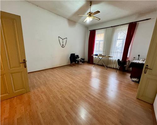 Inchiriere casa 4 camere plus dependinte in Ploiesti, zona ultracentrala