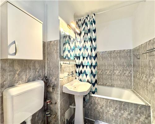 Inchiriere apartament 2 camere decomandat, renovat, zona Malu Rosu, Ploiesti.