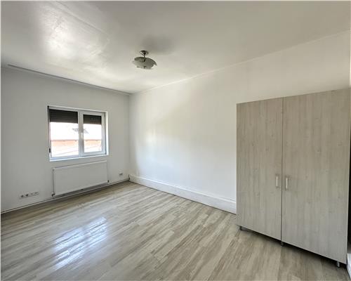 Apartament 4 camere, spatios, pretabil birouri, zona Cantacuzino, Ploiesti