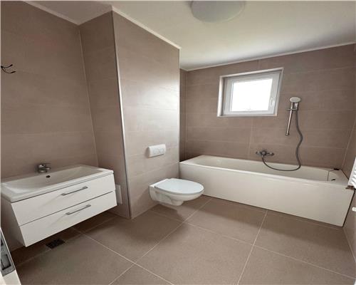 Vanzare apartament 3 camere, in Ploiesti, zona Albert, situat la etajul 2 intr un bloc cu regimul de inaltime P+3+4 retras.