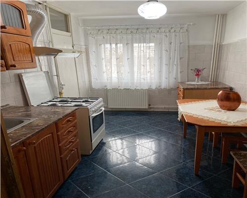 Inchiriere apartament 3 camere cu centrala proprie, zona Eroilor, Ploiesti