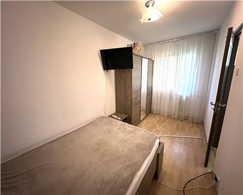 Vanzare apartament 2 camere, nedecomandat, zona Malu Rosu