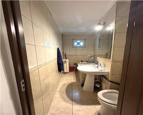 Vanzare apartament 2 camere, nedecomandat, zona Malu Rosu