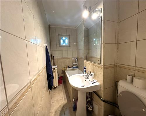 Vanzare apartament 2 camere, nedecomandat, zona Malu Rosu