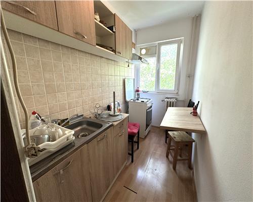 Vanzare apartament 2 camere, nedecomandat, zona Malu Rosu