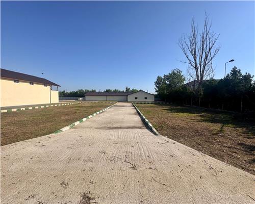 Ansamblu format din teren, platforma betonata si hale industriale, in Brazi, judetul Prahova.