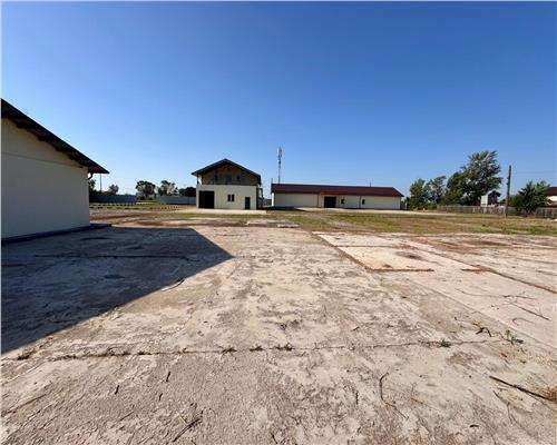 Ansamblu format din teren, platforma betonata si hale industriale, in Brazi, judetul Prahova.
