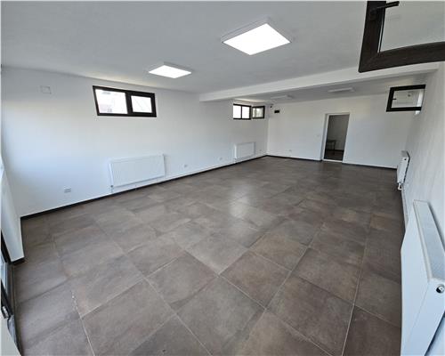 Inchiriere spatiu comercial cu vad auto si pietonal, in Lipanesti