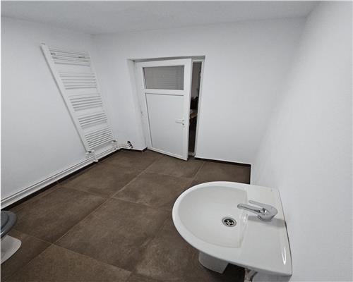 Inchiriere spatiu comercial cu vad auto si pietonal, in Lipanesti