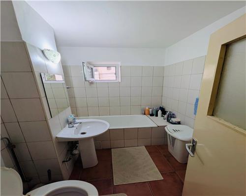 Apartament 4 camere 80mp , P ta Mihai Viteazul , zona centrala, Ploiesti