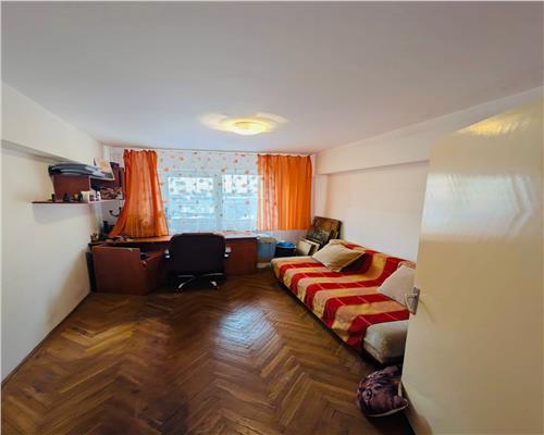 Apartament 4 camere 80mp , P ta Mihai Viteazul , zona centrala, Ploiesti