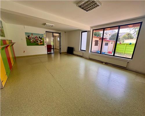 Imobil P+M si curte, pretabil pentru diferite activitati comerciale, Ploiesti, central.
