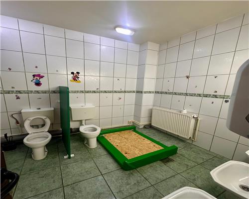 Imobil P+M si curte, pretabil pentru diferite activitati comerciale, Ploiesti, central.