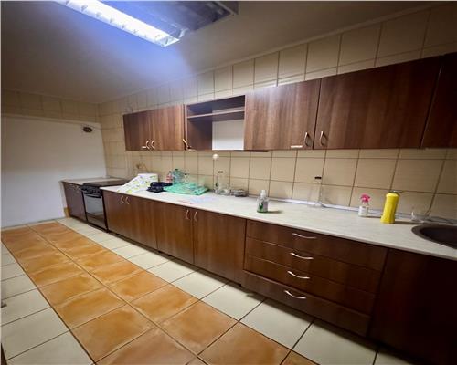 Imobil P+M si curte, pretabil pentru diferite activitati comerciale, Ploiesti, central.