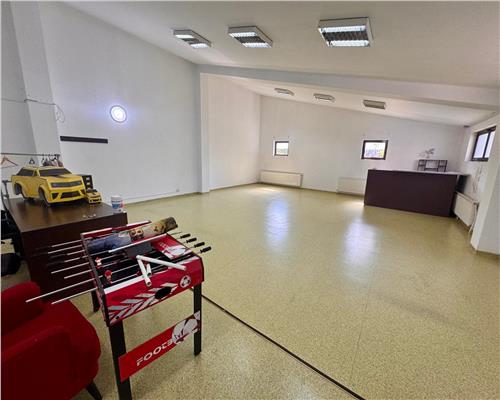 Imobil P+M si curte, pretabil pentru diferite activitati comerciale, Ploiesti, central.