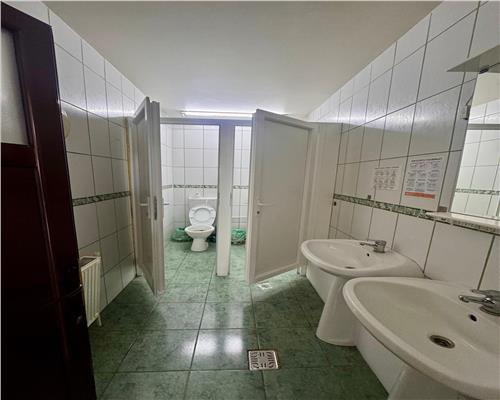 Imobil P+M si curte, pretabil pentru diferite activitati comerciale, Ploiesti, central.