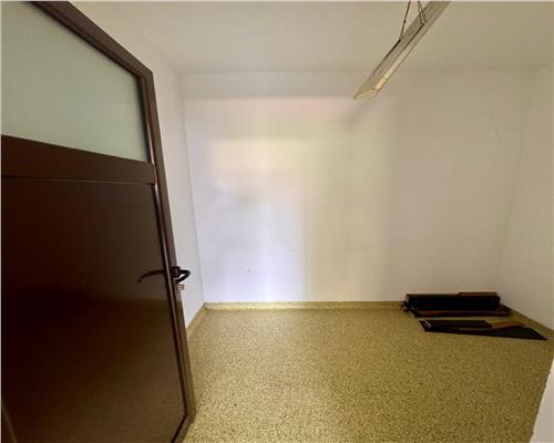 Imobil P+M si curte, pretabil pentru diferite activitati comerciale, Ploiesti, central.