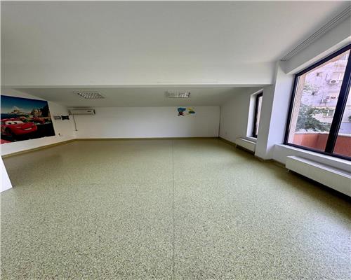 Imobil P+M si curte, pretabil pentru diferite activitati comerciale, Ploiesti, central.