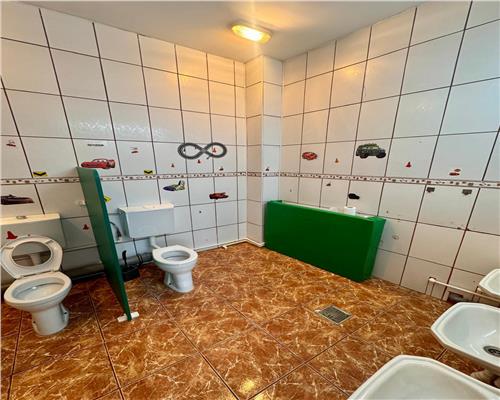 Imobil P+M si curte, pretabil pentru diferite activitati comerciale, Ploiesti, central.