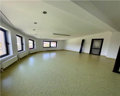 Imobil P+M si curte, pretabil pentru diferite activitati comerciale, Ploiesti, central