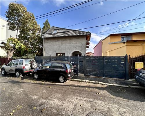 Casa cu 5 camere, P+M, 2 bai, acces auto 2 strazi, Ploiesti, zona Andrei Muresanu