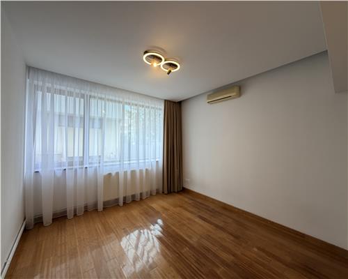 Vila P+1+M, 9 camere, 600 mp, stradal Pipera