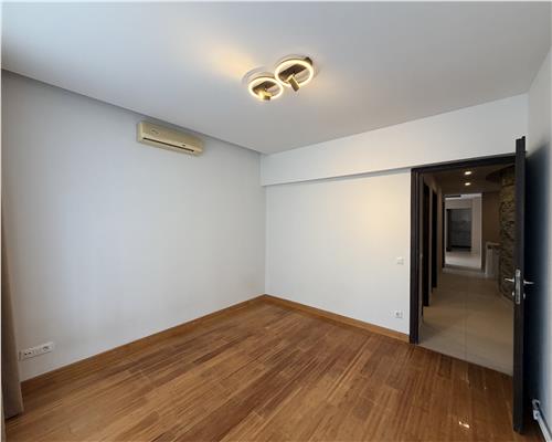 Vila P+1+M, 9 camere, 600 mp, stradal Pipera