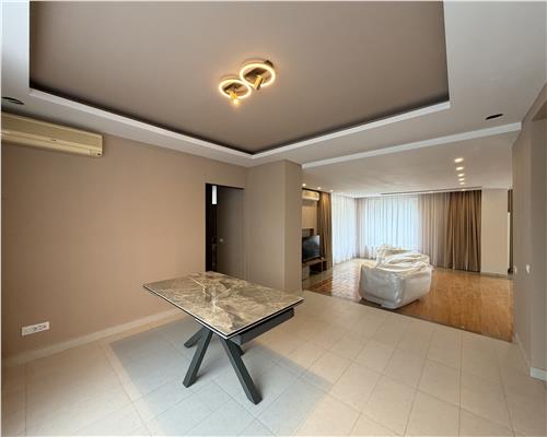 Vila P+1+M, 9 camere, 600 mp, stradal Pipera