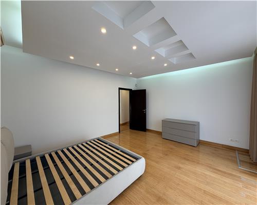 Vila P+1+M, 9 camere, 600 mp, stradal Pipera