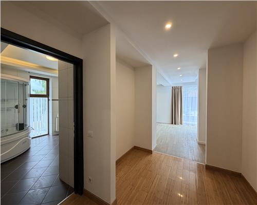 Vila P+1+M, 9 camere, 600 mp, stradal Pipera