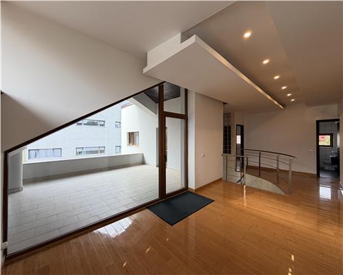 Vila P+1+M, 9 camere, 600 mp, stradal Pipera