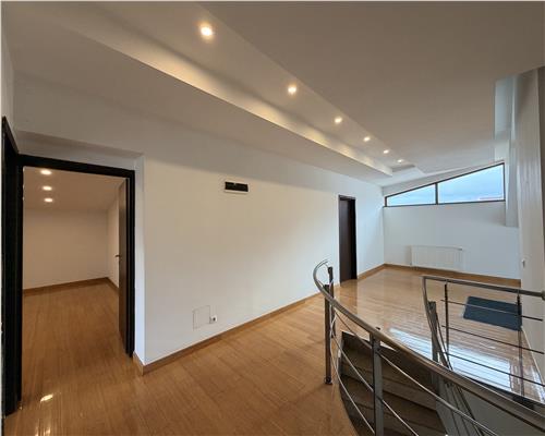 Vila P+1+M, 9 camere, 600 mp, stradal Pipera