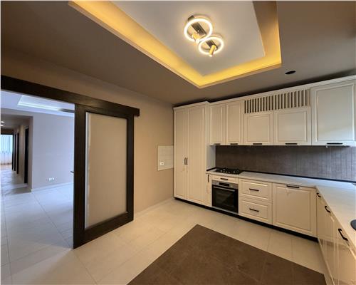 Vila P+1+M, 9 camere, 600 mp, stradal Pipera